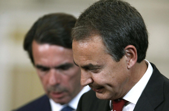 José Luis Rodríguez Zapatero, en primer término, junto a José María Aznar.