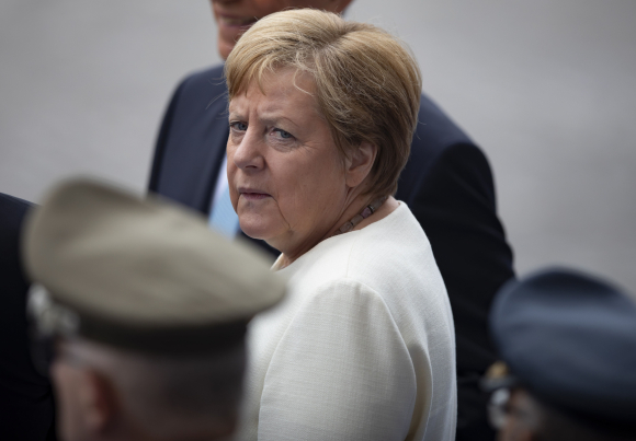 La canciller alemana, Angela Merkel, asiste al desfile militar anual del Día de la Bastilla. /EFE