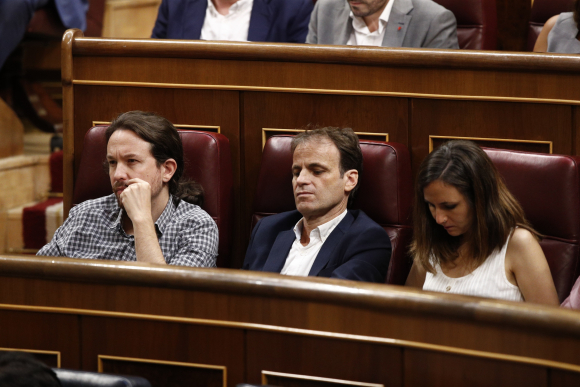 El líder de Podemos, Pablo Iglesias, sigue desde sue escaño el discurso de inves