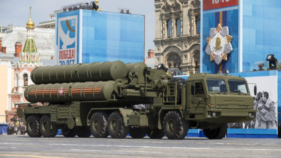 Un sistema de misiles de defensa aérea S-400 durante el Desfile del Día de la Victoria en la Plaza Roja en Moscú, Rusia, el 9 de mayo de 2015. (EPA / EFE)