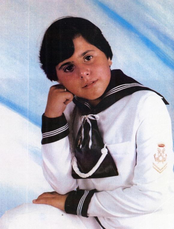 En la foto, tomada en 1986, Juan Pedro Martinez Gómez, vestido de primera comunión. /EFE/