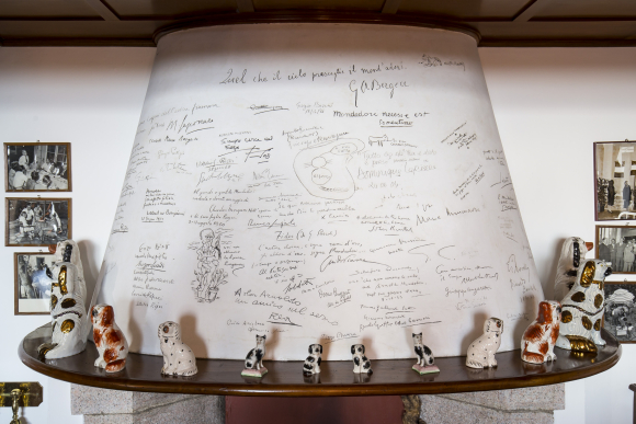 Una lámpara firmada por celebridades que han visitado Villa Mondadori. /Engel & Völkers