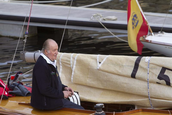 El rey Juan Carlos, a bordo del Ian, que rebautizará como Bribón. SALVADOR BAS (EFE)