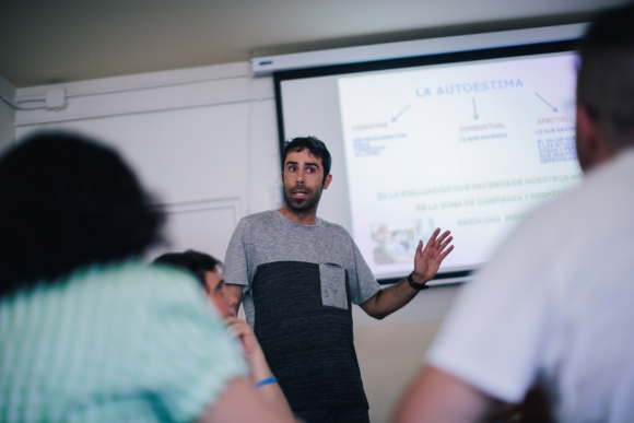 Victor, el trabajador social que ayuda a los alumnos de ALAS Madrid a mejorar su inserción laboral