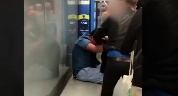 Fotografía de la agresión a un carterista en el Metro de Barcelona.