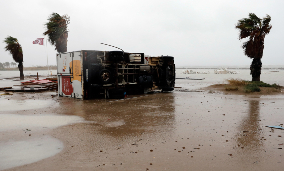 Un camión arrastrado como consecuencia del paso de un tornado esta noche en la playa de Las Marinas de Denia