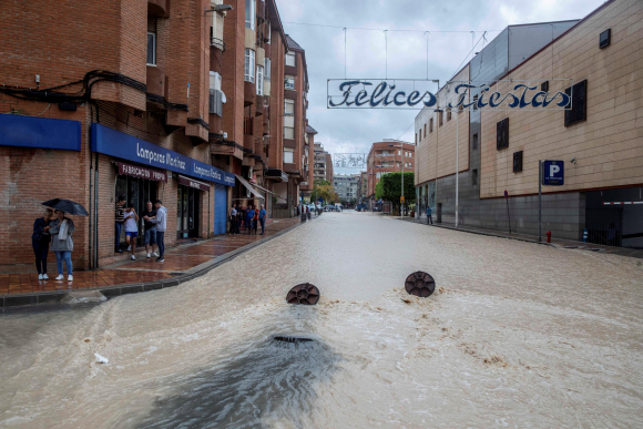 La avenida de Granada de Molina de Segura, (Murcia), inundada por las intensas lluvias caídas esta mañana. EFE/Marcial Guillén