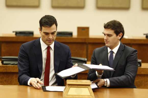 Sánchez y Rivera, en la firma del acuerdo entre PSOE y Ciudadanos.