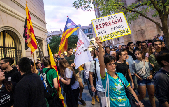 Decenas de personas protestan por la detención de los CDR en Sabadell. / EFE