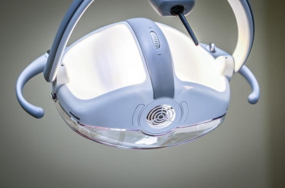 Le TSJEx confirme le droit du patient de choisir un prothésiste dentaire et ratifie une sanction au Collège des Dentistes