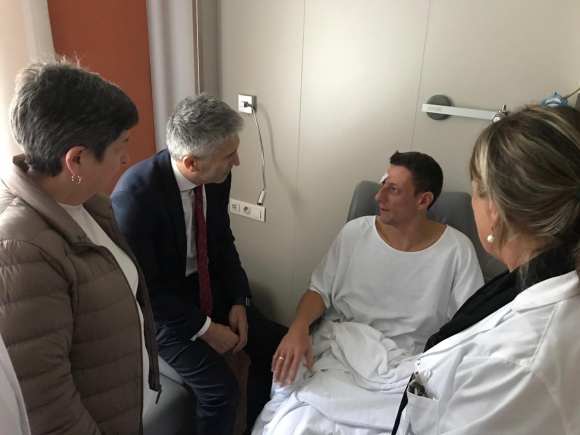 El ministro de Interior, Fernando Grande-Marlaska visita a los agentes de la UIP heridos. /Interior