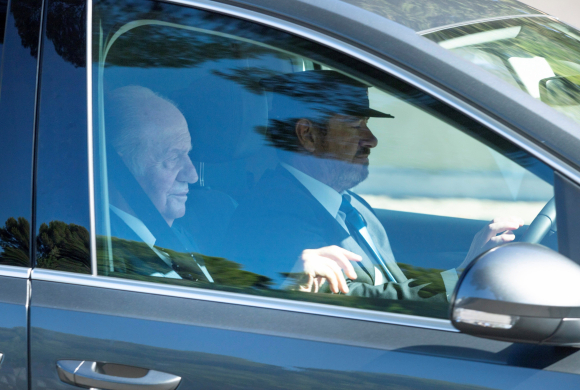 - El rey Juan Carlos, invitado a la boda de Rafa Nadal y Mery Perellóa, a su llegada en coche a sa Fortalesa. /EFE