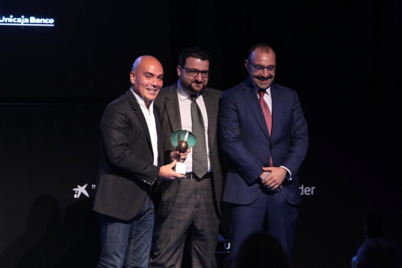 Sarasola recibe el premio de manos de Daniel Toledo, director de La Información, y de Manuel Giménez, consejero de Economía Competividad y Empleo de la CAM.