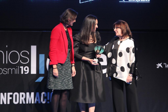 Elena Moral recibe el Premio Líder en Innovación de manos de Reyes Maroto, ministra de Industria, Comercio y Turismo, y Marisa Navas, presidenta de La Información.