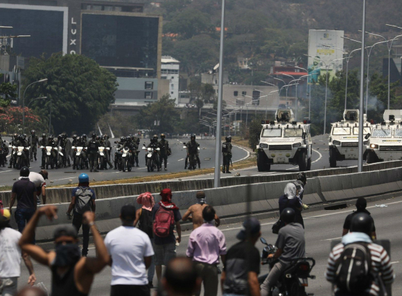 Militares y manifestantes en Colombia