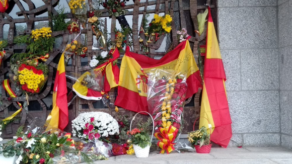 Banderas en la tumba de Franco