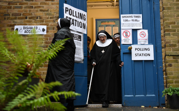 Varias monjas tras votar en un colegio de Londres. / EFE