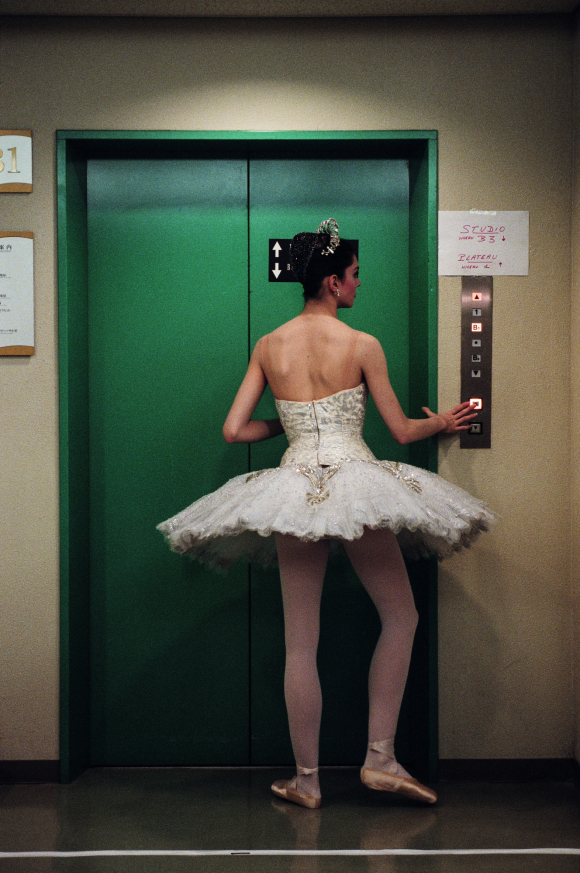 Una bailarina del Ballet de la Ópera de París durante una gira en Japón