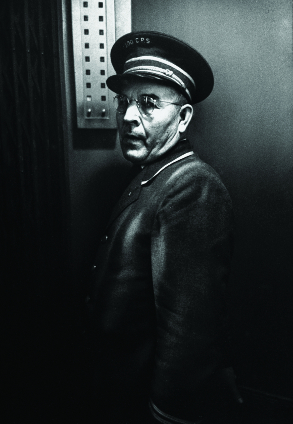 ascensorista fotografiado en abril de 1950