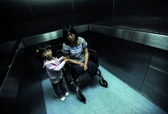 ascensor del centro de rehabilitación en el Hospital Popular de Sichuan, en China
