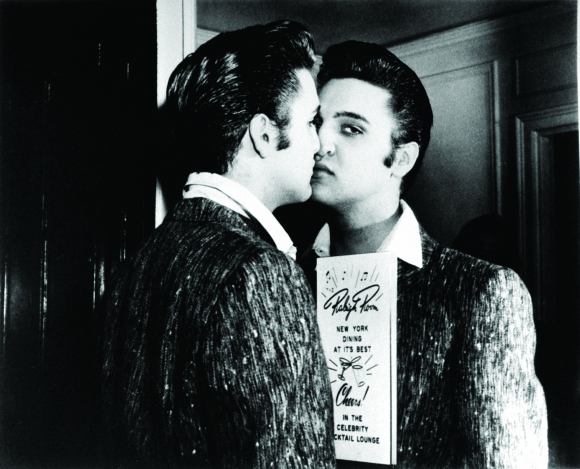 El cantante Elvis Presley bromea ante el espejo del ascensor del Warwick