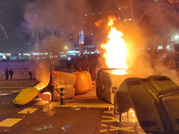 Arden cuatro barricadas con contenedores en el entorno del Camp Nou