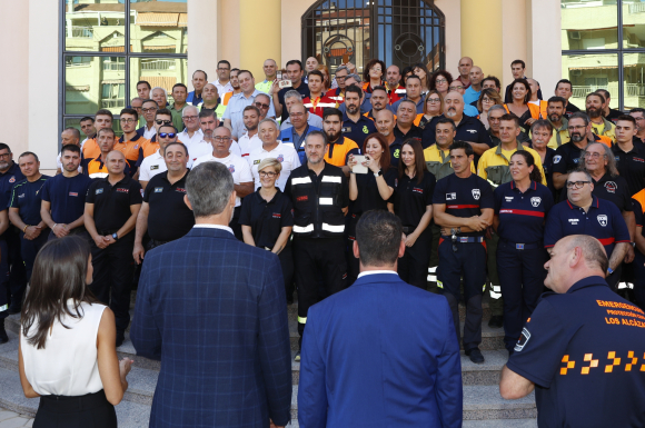 Los Reyes reconocen el trabajo de los servicios de emergencias en Los Alcázares (Murcia). /Casa de S.M. el Rey
