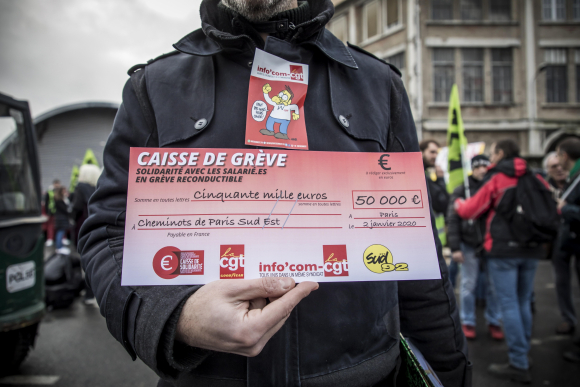 El cheque para los huelguistas en Francia. / EFE