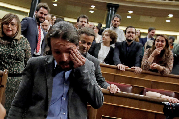 Fotografía de Pablo Iglesias llorando tras ser Sánchez proclamado presidente.