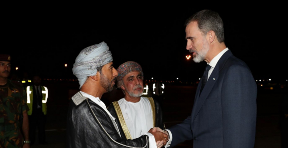 on Felipe es recibido por Hanzad Al Thuwaiti Al Said, primo del Sultán de Omán, a su llegada al Aeropuerto Internacional de Mascate