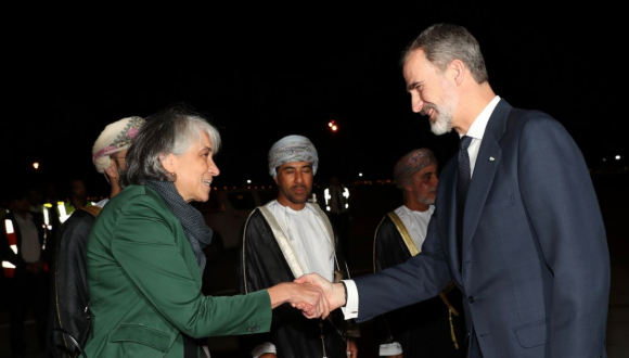 Su Majestad el Rey es saludado por la encargada de Negocios de la Embajada de España en el Sultanato de Omán, María Luisa Marteles, a su llegada Aeropuerto Internacional de Mascate.