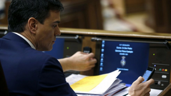 Sánchez utiliza el teléfono móvil en el Congreso