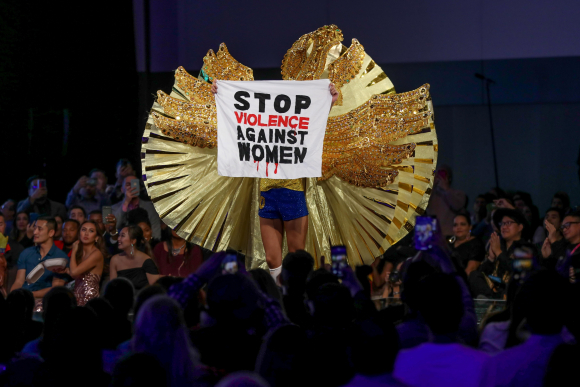 Miss Brasil despliega una pancarta contra la violencia de género