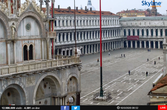 En la Plaza de San Marcos se vive un ambiente muy distinto al del Carnaval de Venecia. / Captura