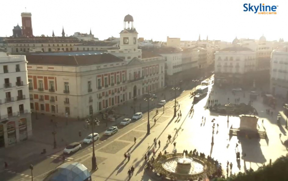 Escasa presencia de personas en la Puerta del Sol de Madrid. /L.I.