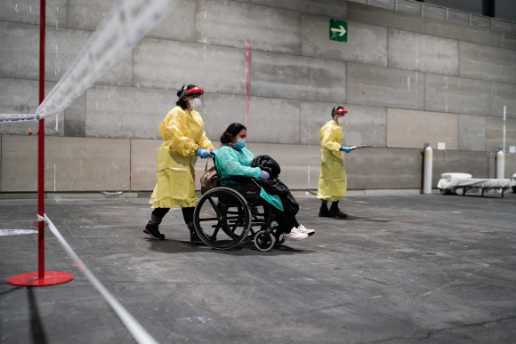 Una mujer llega en silla de ruedas