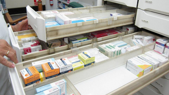 Fotografía medicamentos en una farmacia / EFE