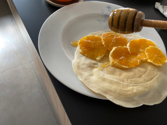 Una receta diferente: crepes de naranja y miel, crepes de jamón y queso.