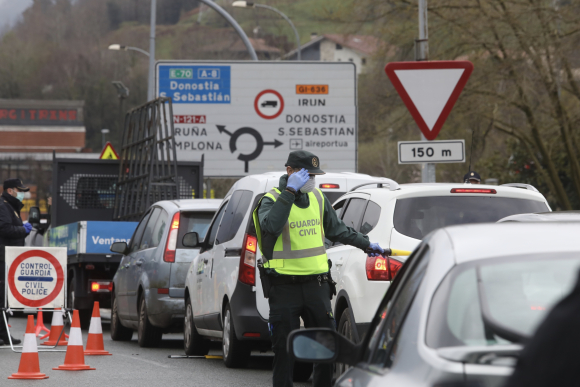 Efectivos de la Guardia Civil y de la Unidad de Intervención Policial (UIP) de la Policía Nacional realizan controles en la frontera con Francia por el coronavirus