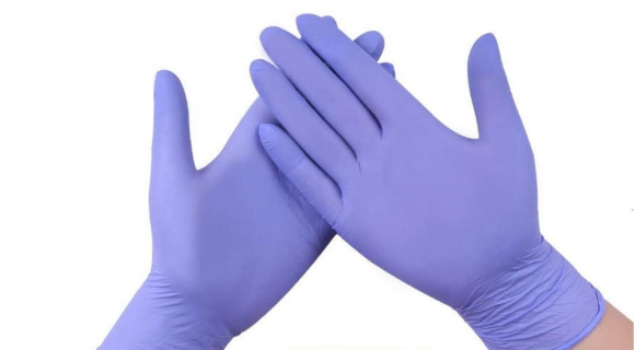 Fotografía de guantes de nitrilo, una alternativa para los alérgicos al látex.