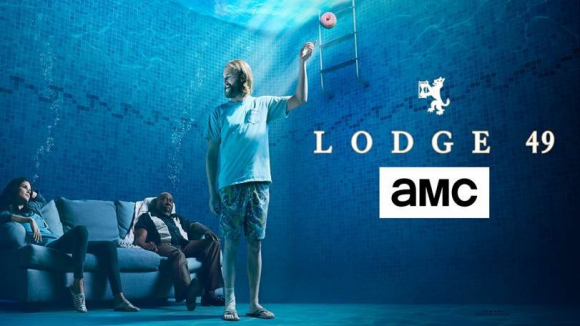 La serie 'Lodge 49' se puede ver en el canal AMC o en Amazon Prime Video