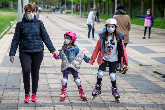 Dos niñas junto a su madre patinando en Burgos