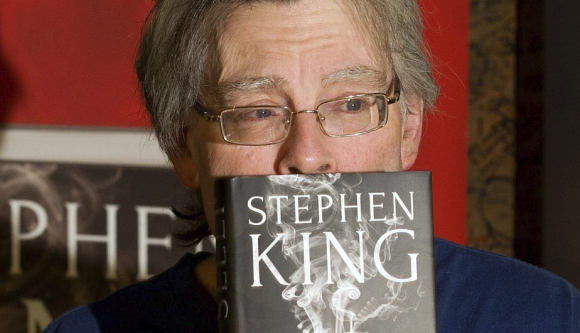 Stephen King con una novela suya. / EFE