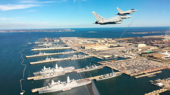 Eurofighter español sobrevolando la base naval de Norfolk, al sur de Washington