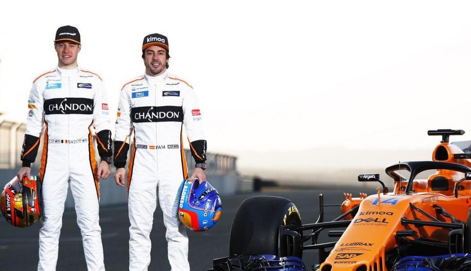 Los dos pilotos oficiales junto al McLaren MCL33