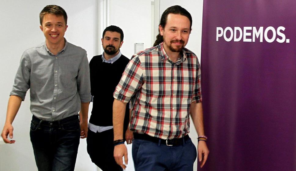 El líder de Podemos, Pablo Iglesias (d), el diputado Íñigo Errejón (i) y el secretario general de la formación en Madrid, Ramón Espinar (c). EFE/Nicolás Rodríguez