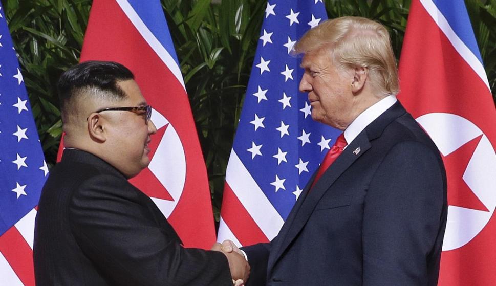 Donald J. Trump y el líder norcoreano, Kim Jong-un  se dan la mano al comienzo de una cumbre histórica