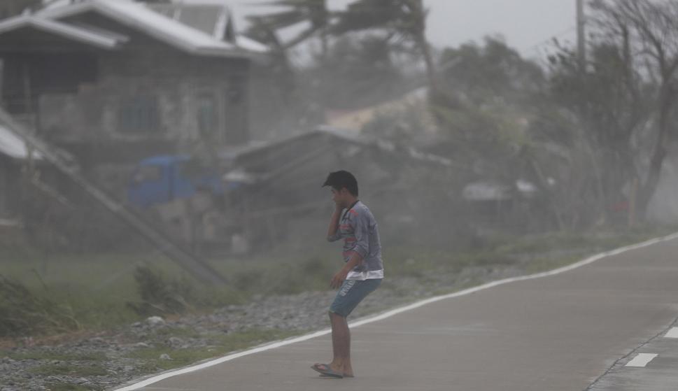 Los fuertes vientos azotan a un aldeano en la ciudad de Baggao, provincia de Cagayan, Filipinas, azotada por el tifón, el 15 de septiembre de 2018 (EFE)