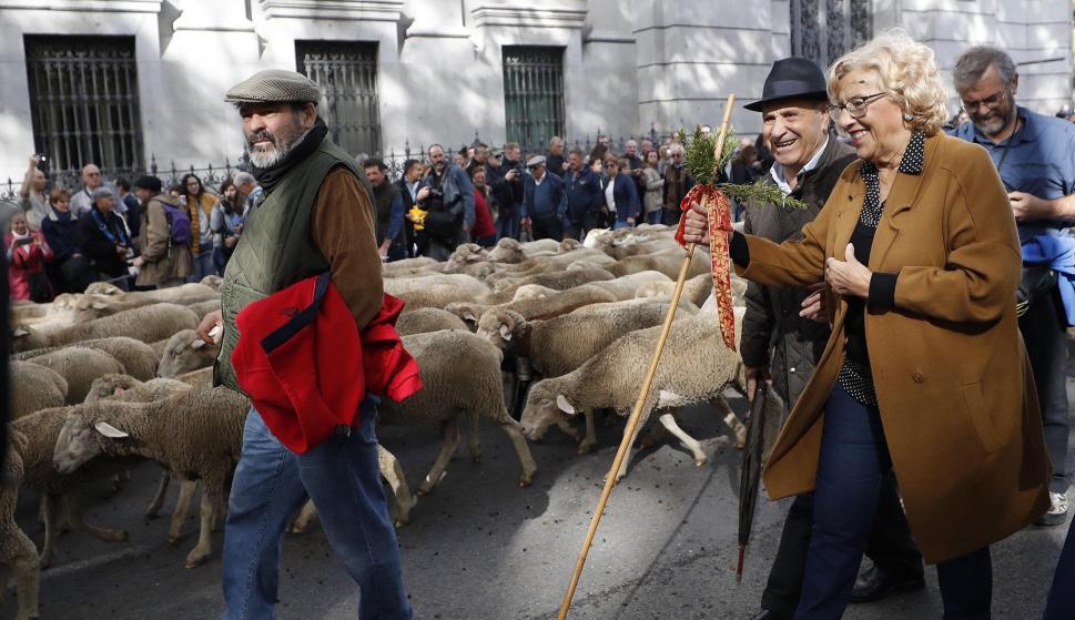 La alcaldesa de Madrid, Manuela Carmena, recibe a los pastores de los rebaños de ovejas merinas trashumantes con motivo de la Fiesta de la Trashumancia .EFE/Javier Lizón