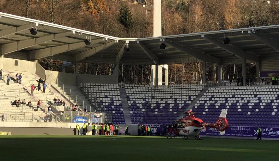 El helicóptero médico aterrizó en el césped del estadio del Aue (Foto: @FCErzgebirgeAue)